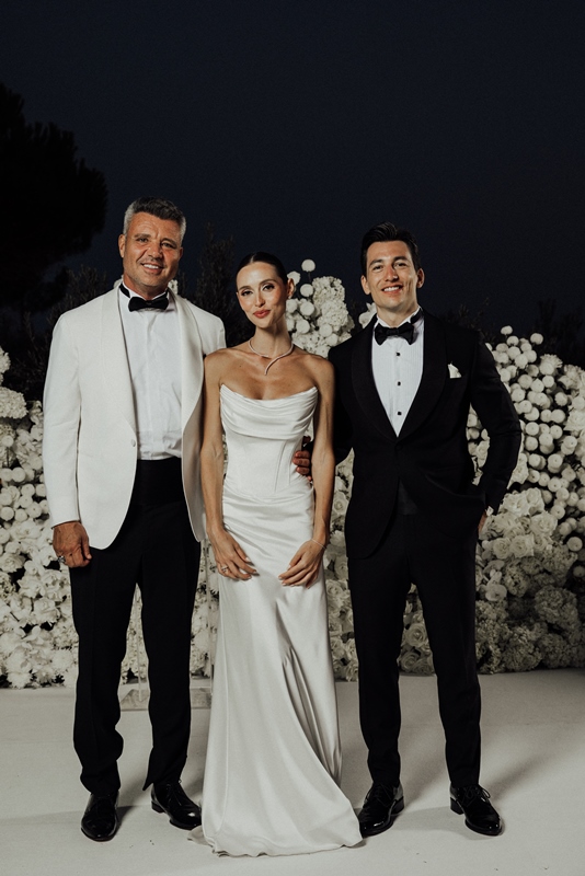 Lal Saran- Tolga İrdem  :  Assos’taki Aile Evinde Zarif Bir Törenle Mutluluklarını Taçlandırdılar  Lal Saran- Tolga İrdem  :  Assos’taki Aile Evinde Zarif Bir Törenle Mutluluklarını Taçlandırdılar